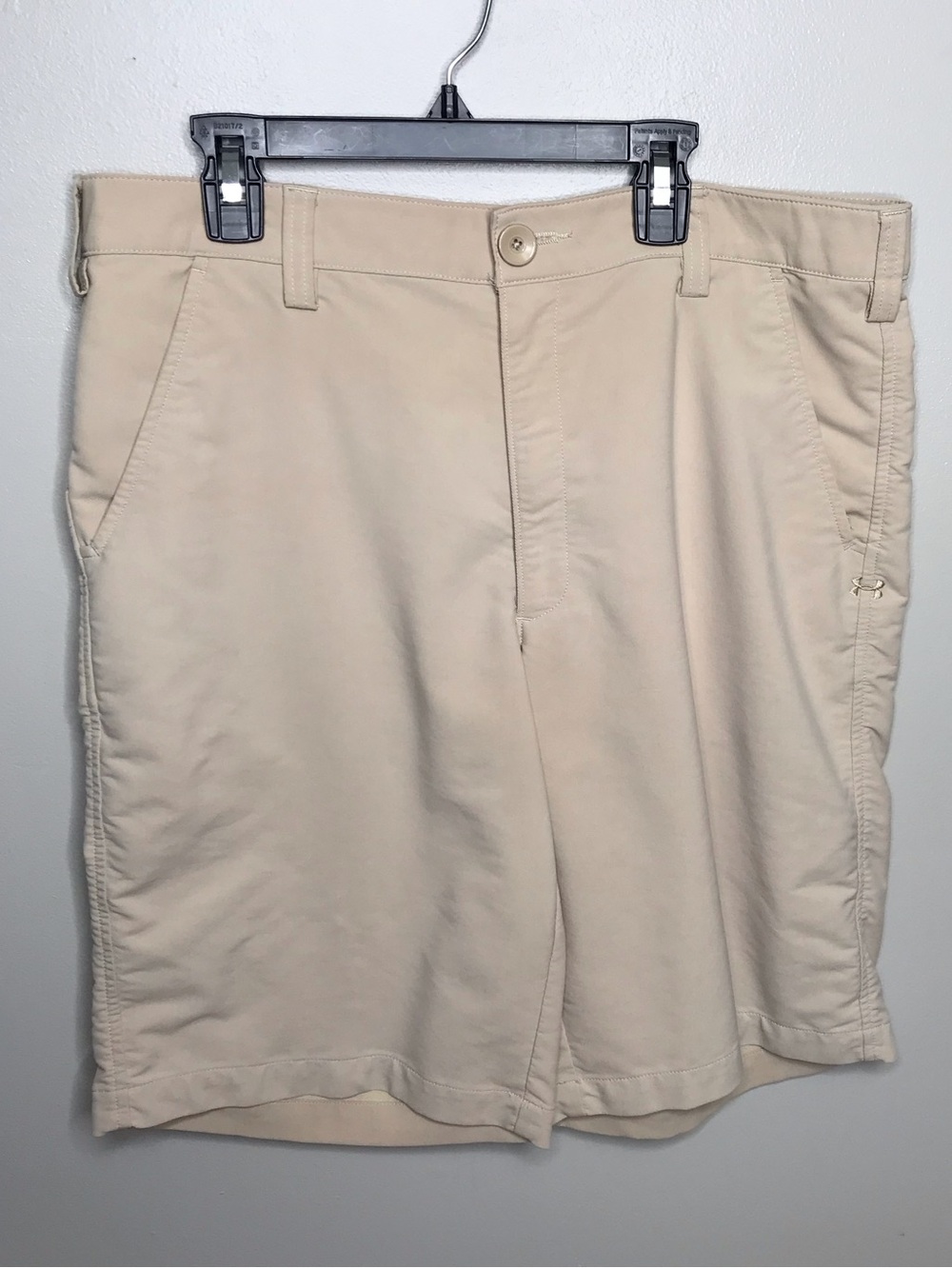 Under Armour Men's Flat Front Shorts Beige Waist 32